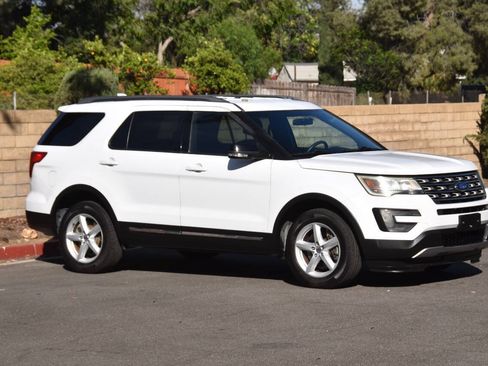 Used 2016 Ford Explorer XLT AWD/4WD image 24