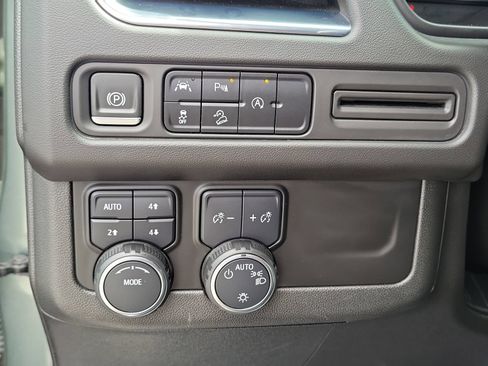 Used 2023 Chevrolet Suburban Premier AWD/4WD image 16