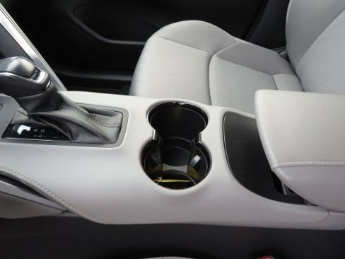 Used 2022 Toyota Venza LE image 18