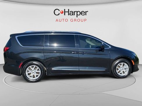 Used 2020 Chrysler Pacifica Touring-L FWD image 2