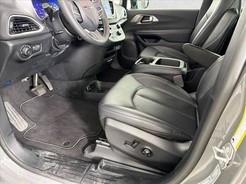 Used 2025 Chrysler Pacifica Select FWD image 9