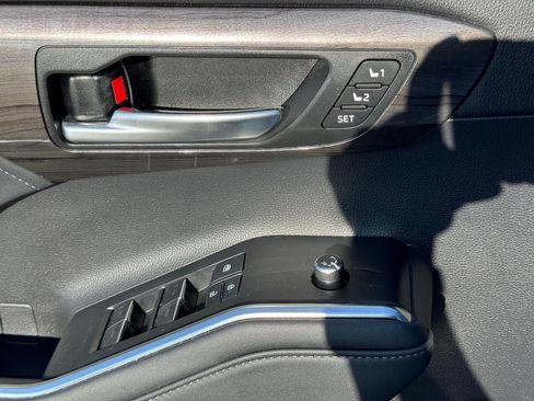 Used 2021 Toyota Highlander Limited image 26