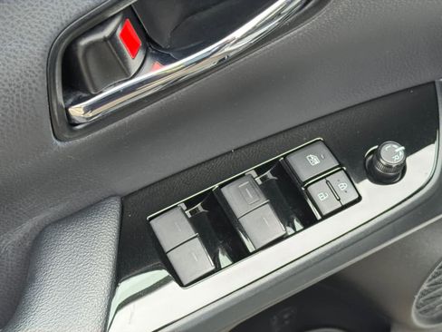Used 2019 Toyota Prius XLE FWD image 17