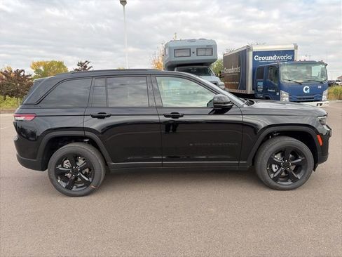 New 2025 Jeep Grand Cherokee Laredo image 4