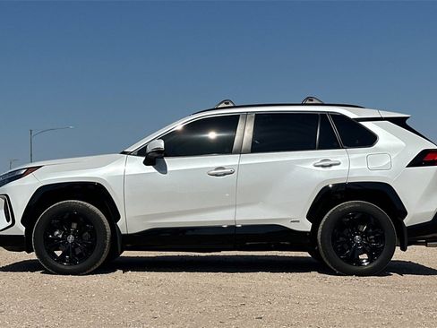 Used 2024 Toyota RAV4 SE image 8