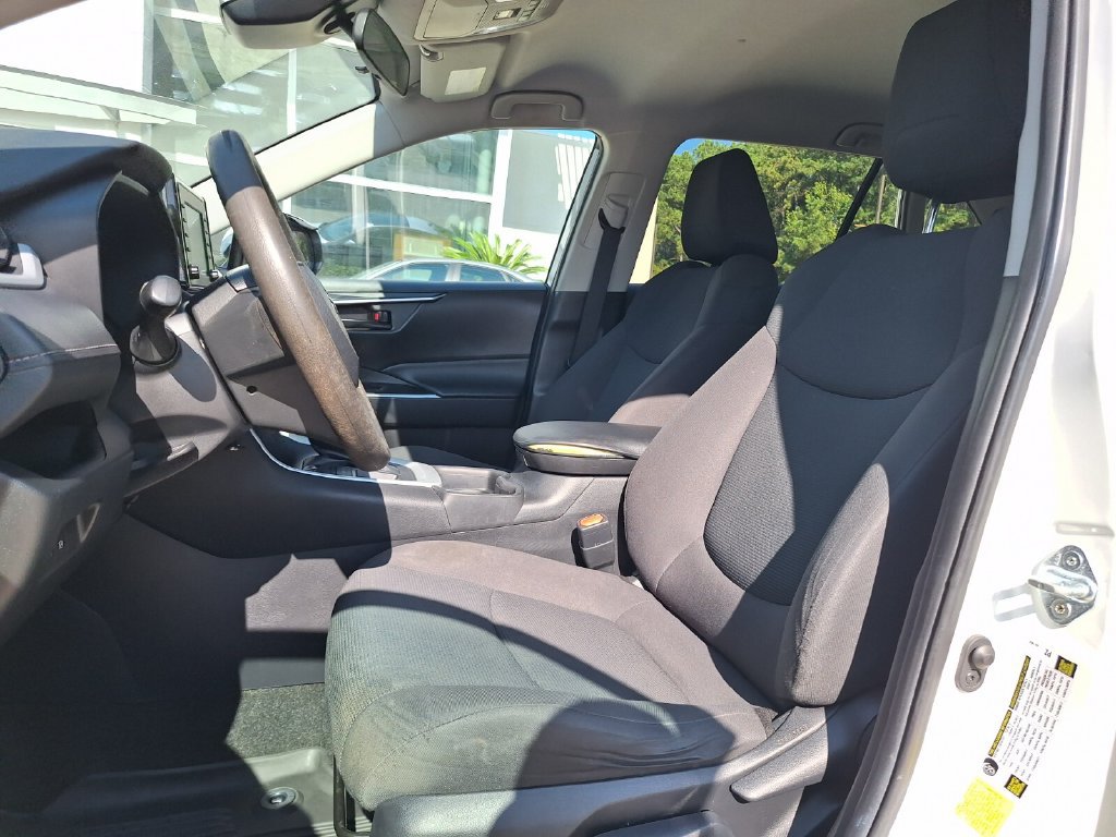 Used 2021 Toyota RAV4 LE FWD image 21