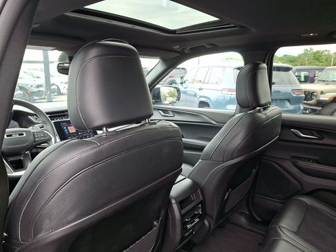 Used 2023 Jeep Grand Cherokee Altitude AWD/4WD image 21