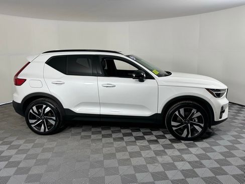 New 2025 Volvo XC40 B5 Plus w/ Climate Package image 4