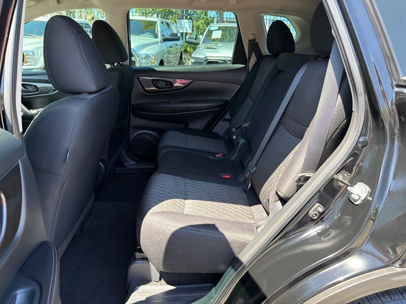 Used 2020 Nissan Rogue S FWD image 19