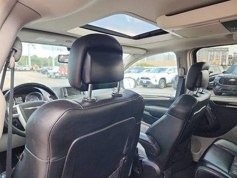 Used 2016 Chrysler Town & Country Limited Platinum FWD image 24