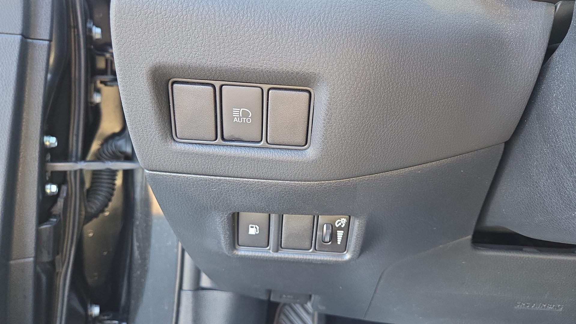 Used 2022 Toyota C-HR Limited FWD image 27