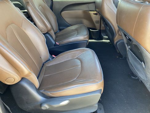 Used 2021 Chrysler Pacifica Limited w/ Premium & Safety Sphere Group FWD image 13