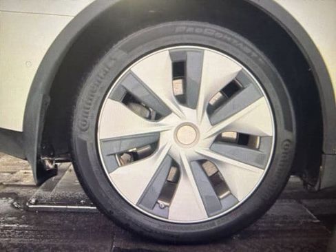 Used 2021 Tesla Model Y Long Range image 10