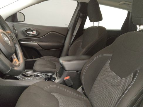Used 2019 Jeep Cherokee Latitude w/ Cold Weather Group FWD image 17