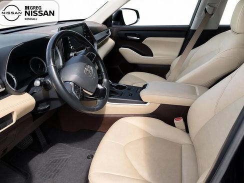 Used 2020 Toyota Highlander XLE AWD/4WD image 4