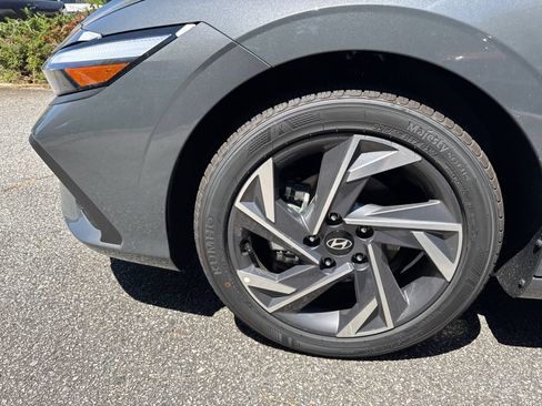 Certified 2025 Hyundai Elantra Sport FWD image 11