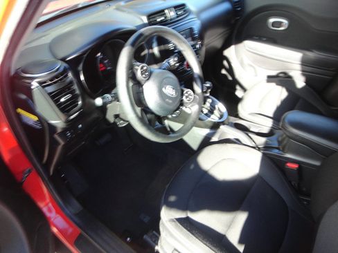 Used 2017 Kia Soul + image 7