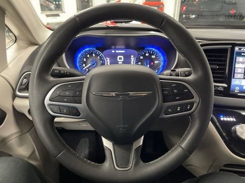Used 2023 Chrysler Pacifica Touring-L image 37