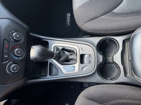 Used 2016 Jeep Cherokee Sport FWD image 15