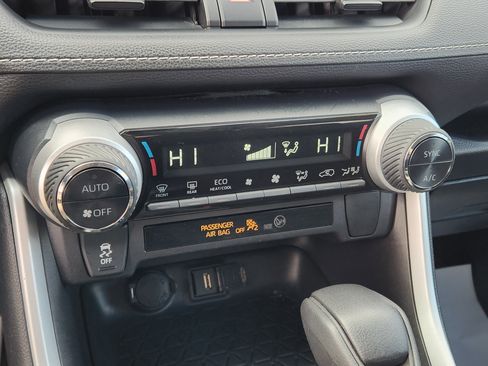 Used 2021 Toyota RAV4 LE image 20