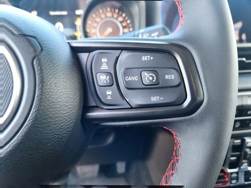 Used 2024 Jeep Gladiator Rubicon w/ Convenience Group AWD/4WD image 17