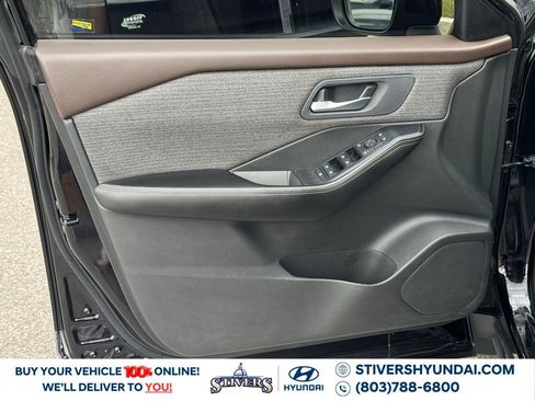 Used 2023 Nissan Rogue SV image 25