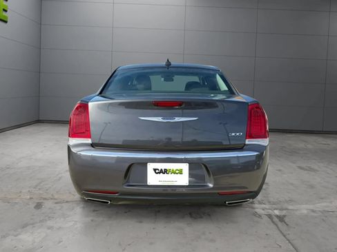 Used 2019 Chrysler 300 Touring RWD image 3