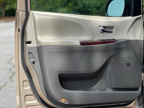 Used 2013 Toyota Sienna XLE w/ Premium Pkg FWD image 10
