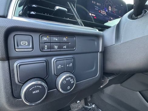 Used 2025 Chevrolet Suburban LT RWD image 6