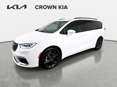 Used 2021 Chrysler Pacifica Touring-L w/ Uconnect Theater Family Group