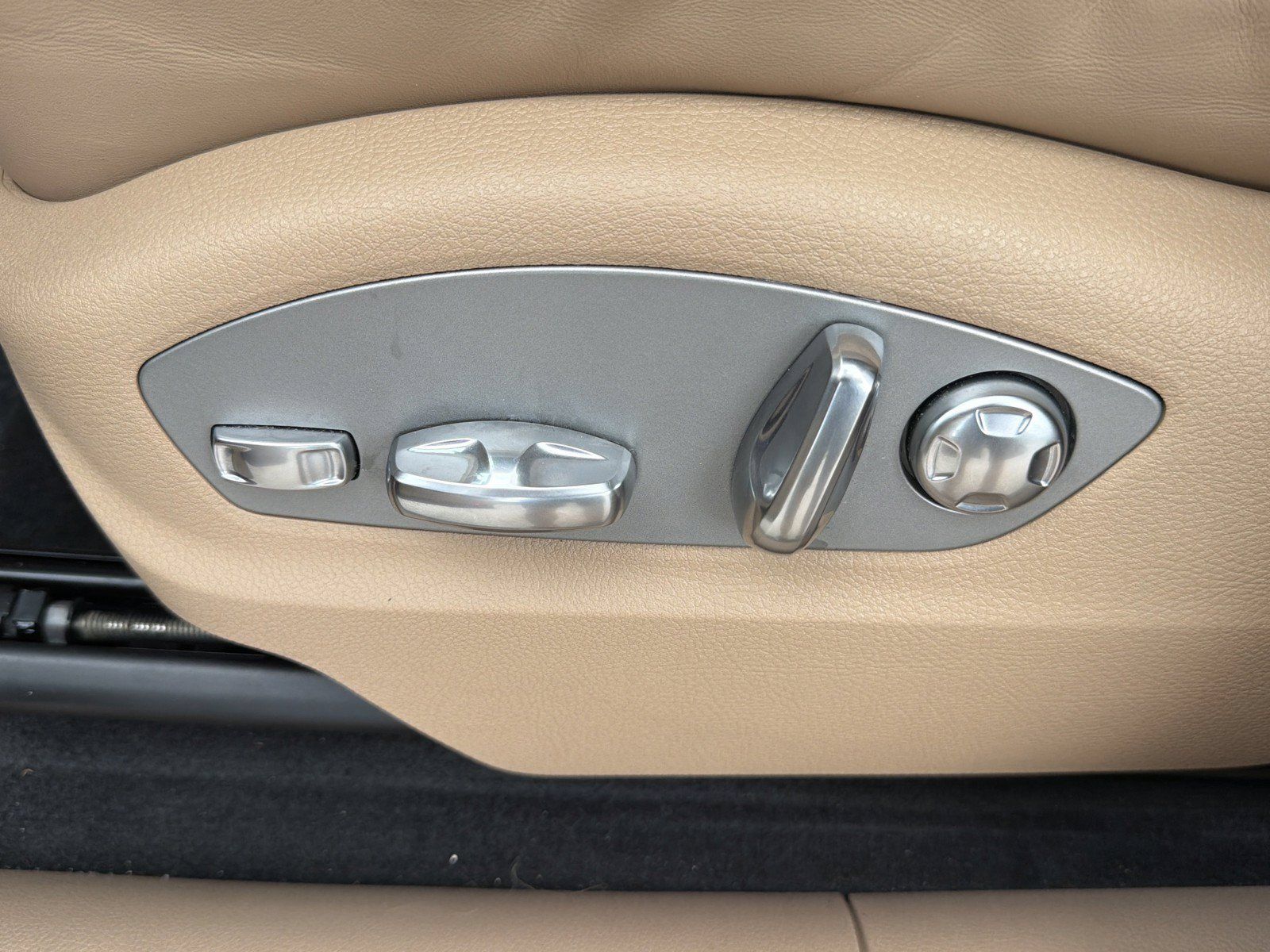 Used 2025 Porsche Macan Turbo AWD/4WD image 23
