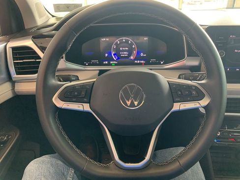 Used 2025 Volkswagen Taos SE AWD/4WD image 4