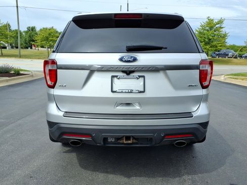 Used 2018 Ford Explorer XLT w/ Equipment Group 202A AWD/4WD image 8