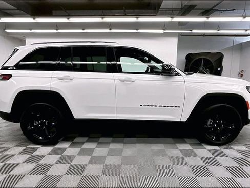 Used 2023 Jeep Grand Cherokee Altitude AWD/4WD image 15