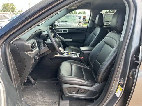 Used 2024 Ford Explorer XLT w/ Equipment Group 202A AWD/4WD image 11