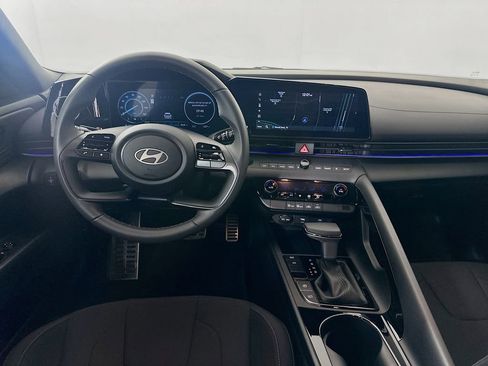 Certified 2025 Hyundai Elantra SEL FWD image 22