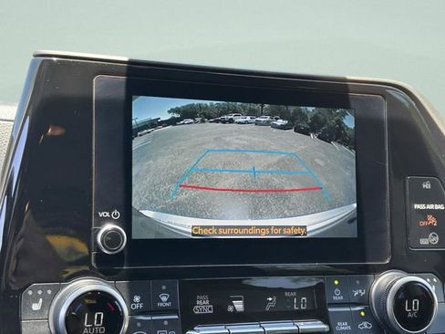 Used 2023 Toyota Highlander XLE FWD image 26