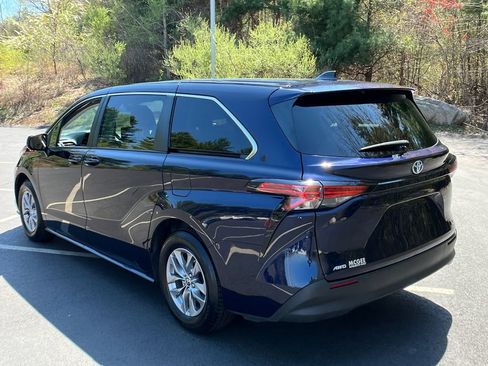Used 2022 Toyota Sienna LE AWD/4WD image 3