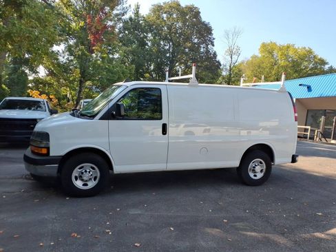 Used 2018 Chevrolet Express 2500 w/ Driver Convenience Package RWD image 14