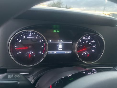 Used 2022 Kia Carnival LX image 22