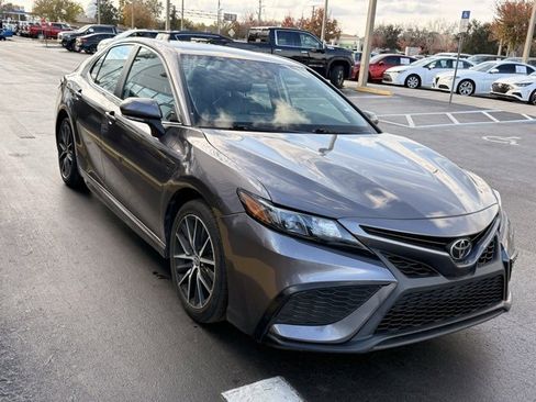 Used 2023 Toyota Camry SE image 3