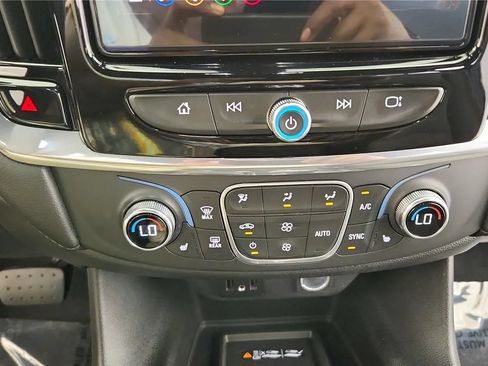 Used 2022 Chevrolet Traverse LT FWD image 19