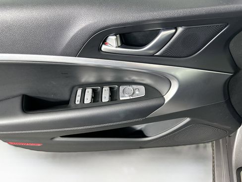 Used 2025 Genesis G70 2.5T image 15