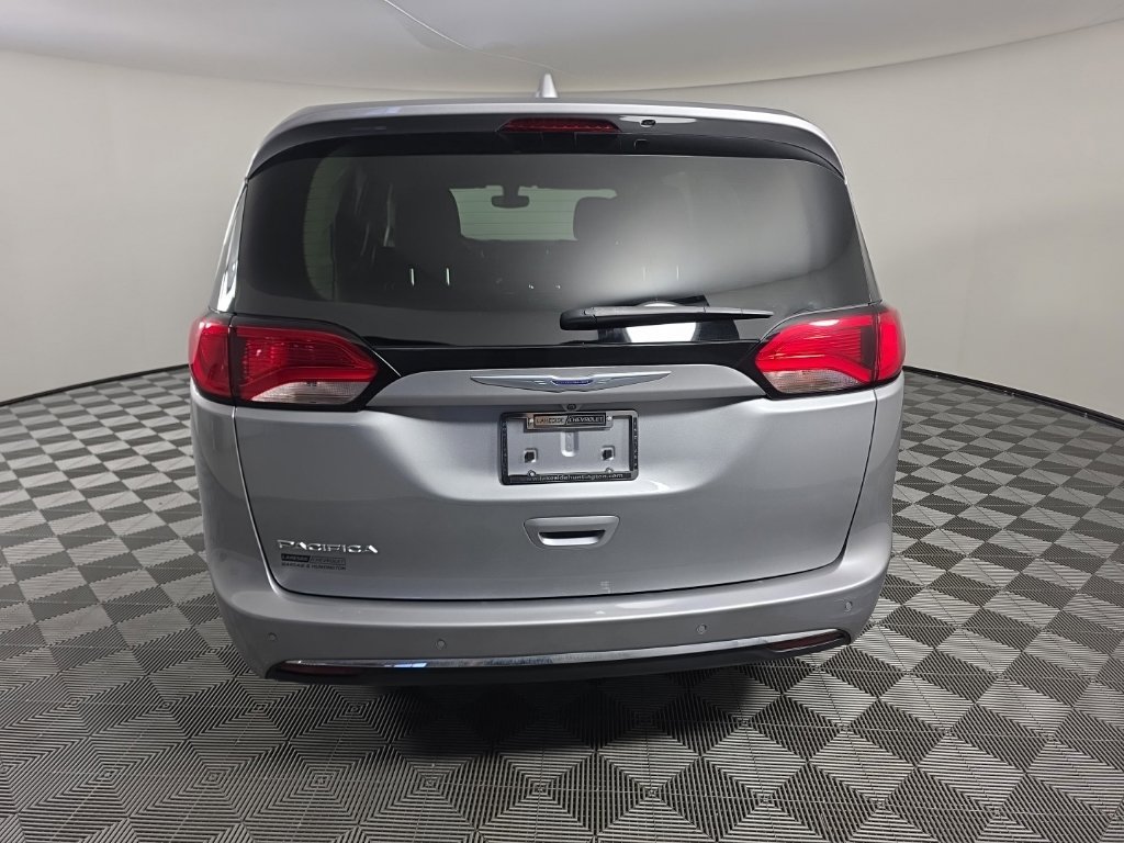 Used 2020 Chrysler Pacifica Touring w/ Cold Weather Group FWD image 4