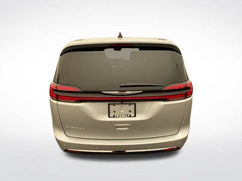 Used 2026 Chrysler Pacifica Select FWD image 4