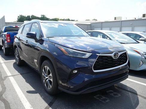 Used 2024 Toyota Highlander XLE FWD image 1