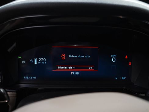 Used 2025 Lincoln Corsair AWD w/ Towing Package image 27