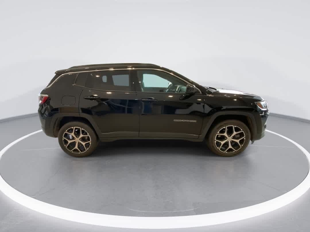 Used 2024 Jeep Compass Latitude AWD/4WD image 9