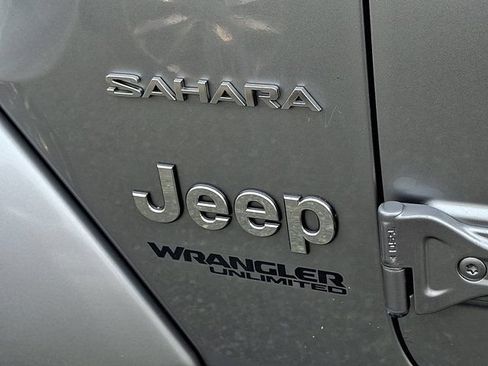 Used 2018 Jeep Wrangler Unlimited Sahara AWD/4WD image 8