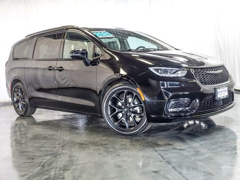 Used 2025 Chrysler Pacifica Limited FWD image 2